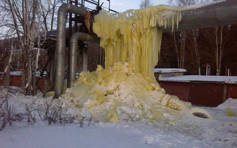 У поликлиники на Щорса образовалась желтая ледяная глыба