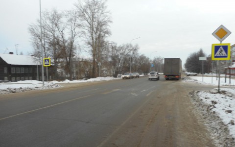 В Кировской области грузовик сбил 18-летнего парня, переходившего дорогу