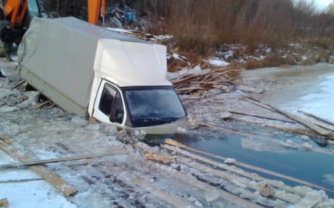 В Кировской области грузовик провалился под лед