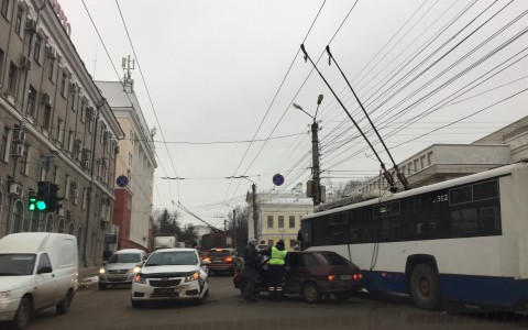 ДТП в Кирове: из-за двух легковушек в центре образовалась серьезная пробка