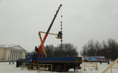 Фоторепортаж: как Театральную площадь готовят к Новому году