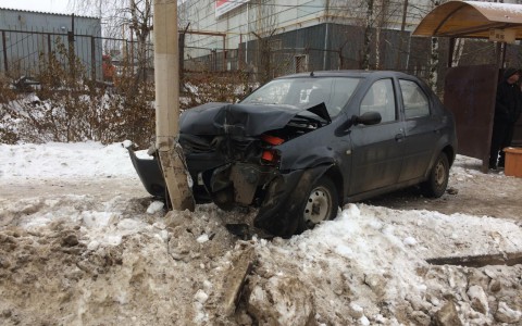 На Щорса у остановки иномарка влетела в столб: пешеходы чудом не пострадали