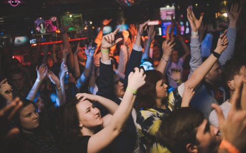 Крутой живой концерт от новой кавер-группы города «Turbo Boys» в РЦ NEON