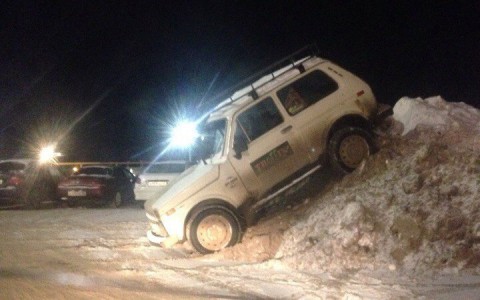 Авто напротив пешеходного перехода и стоянка на сугробе: 5 фото мастеров парковки в Кирове