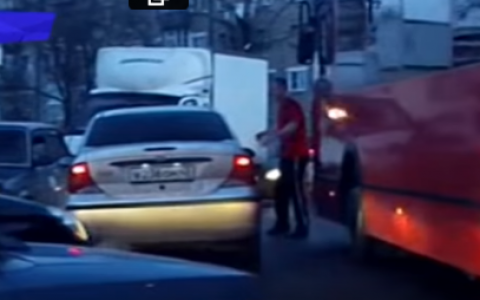 В Кирове очевидец снял драку водителя автобуса и виновника пробки на Лепсе