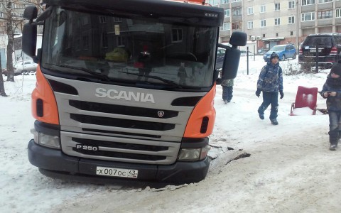 В Кирове мусоровоз провалился в асфальт