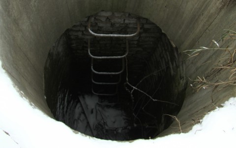 В Вахрушах закрыли колодец с водой, в который чуть не провалился ребенок