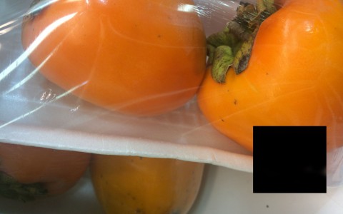 Кировчанка нашла в упаковке с хурмой неприятный сюрприз