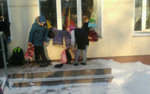 В Зуевке прокуратура наказала школу, где дети переодевались на улице
