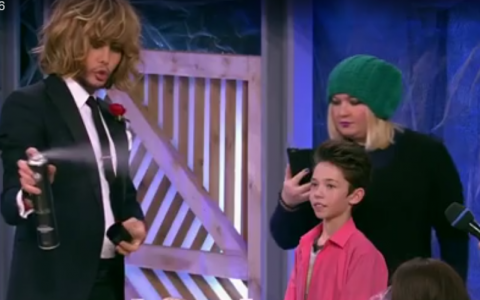 Сергей Зверев передал кировскому школьнику корзину с подарками