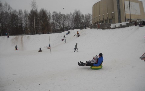 После ЧП у цирка перед прудом сделают снежный вал