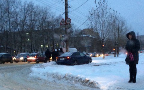 На Солнечной столкнулись две иномарки: от удара одно авто откинуло на тротуар