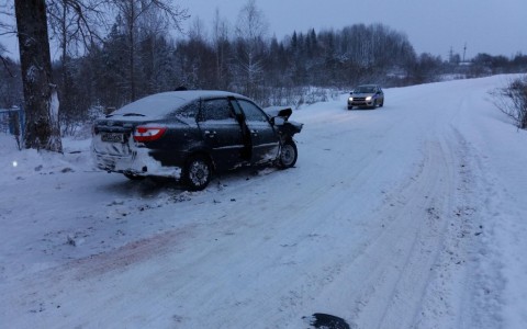 В Кировской области 23-летний бесправник врезался в опору ЛЭП