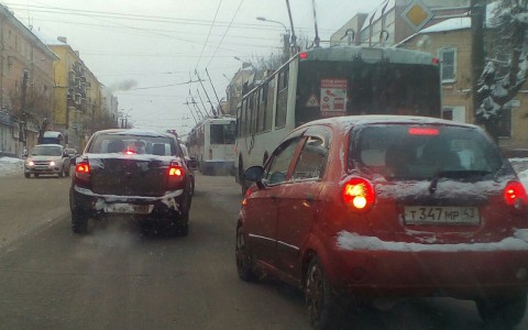 В центре Кирова оборвались троллейбусные провода: образовалась огромная пробка