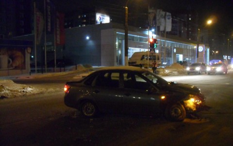 ДТП на улице Московской: от удара Mitsubishi Outlander вылетел на заправку