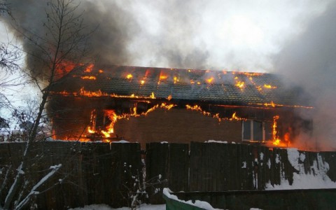 В страшном пожаре в Слободском погибла женщина и двое маленьких детей