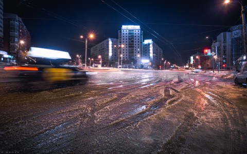 Из-за коммунальной аварии на Комсомольской машины на дороге разворачивало на 180 градусов