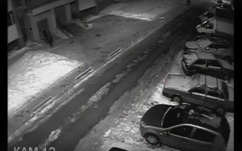 Видео: в Чистых прудах неизвестный ломает зеркала у припаркованных авто