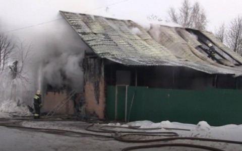 По факту пожара с тремя погибшими в Слободском возбудили уголовное дело