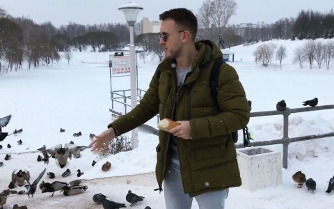 Певец T-killah перед концертом покормил кировских уток и удивился морозной погоде