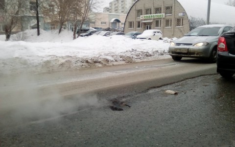 На улице Блюхера подмывает асфальт: на дороге образовалась яма