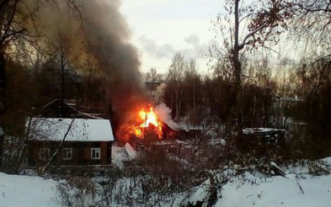 Дочь выжившей в страшном пожаре: «Соседи кинулись в огонь и спасли маму, детей им найти не удалось»