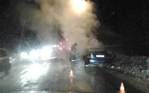 В Кирове во время движения вспыхнула иномарка бизнес-класса