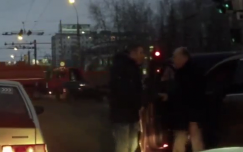 В Кирове очевидцы сняли драку водителей Porsche Cayenne и УАЗа