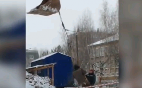 Кировчанка сняла на камеру, как ремонтники качались на ковше экскаватора