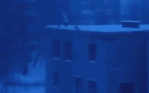 В Кирове женщина без страховки чистила крышу детского сада