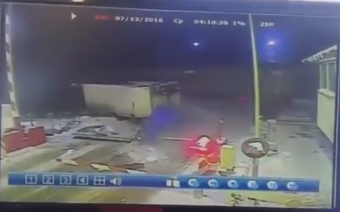 Появилось видео столкновения поезда "Вятка" и грузовика