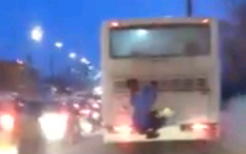 Кировчанин прокатился на панели автобуса во время пробки