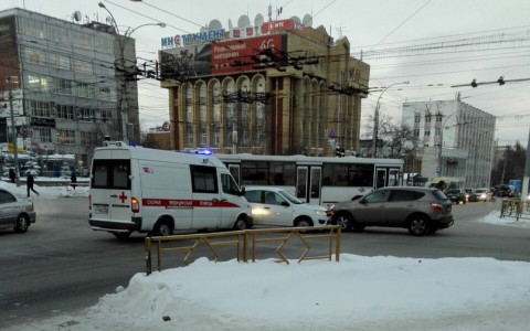 В центре Кирова водитель скорой спровоцировал двойное ДТП