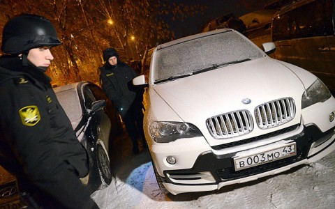 У кировчанина за долги арестовали BMW X5