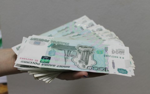 Стало известно, сколько в среднем зарабатывают кировские чиновники