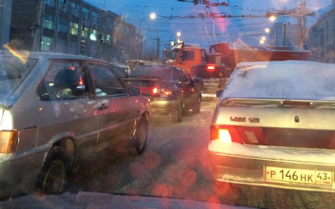 Кировчане простаивают в пробке на Воровского из-за неисправного светофора