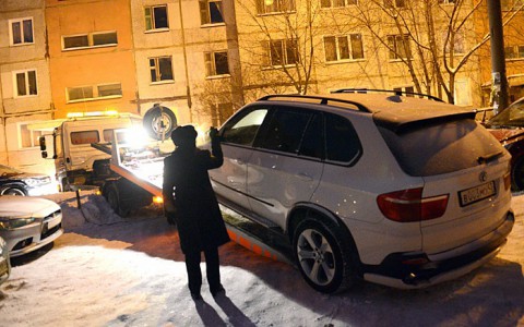 Появилось видео, как у кировчанина арестовали BMW X5 за долги