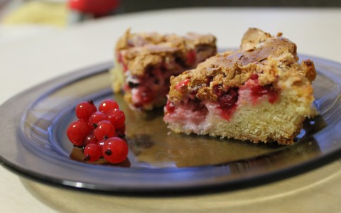 Изысканный десерт: пирог с красной смородиной и безе