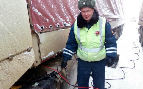 Кировские автоинспекторы спасли дальнобойщика, заглохшего в мороз