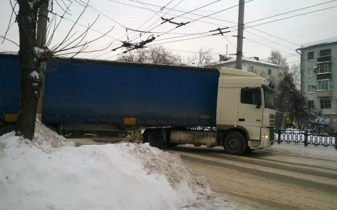 В Кирове большегруз перекрыл Октябрьский проспект