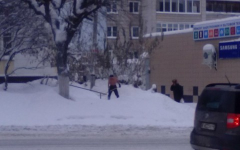 Видео: в Кирове полуголый пенсионер чистил дорожку для пешеходов