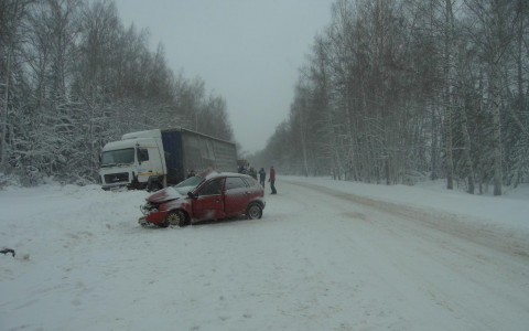В Кировской области в ДТП погибли 22-летний бесправник и девушка