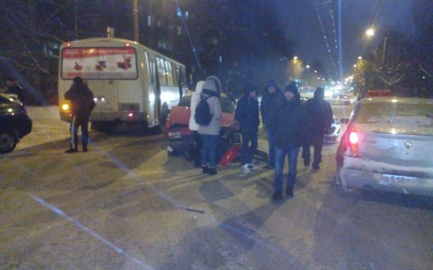 На Попова произошло двойное ДТП с участием автобуса