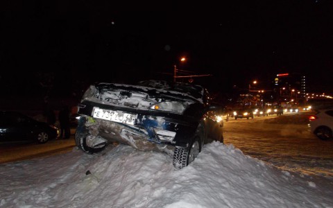 Массовое ДТП на Октябрьском проспекте: от удара одна из машин вылетела в сугроб