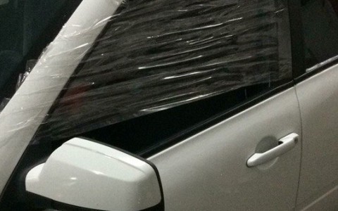 В Кирове неизвестные разбили стекло водителю в ответ на просьбу освободить дорогу