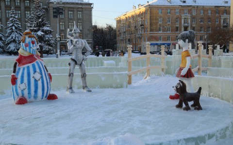 Театральную площадь украсили снежными фигурами