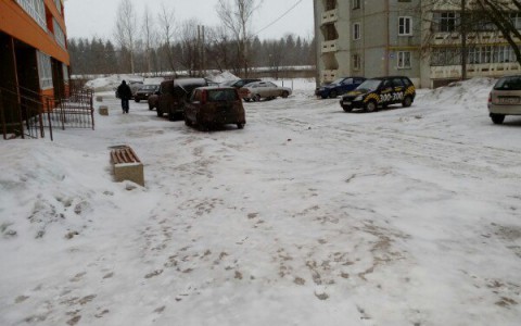 В Кирове рядом с высоткой нашли тело 45-летней женщины