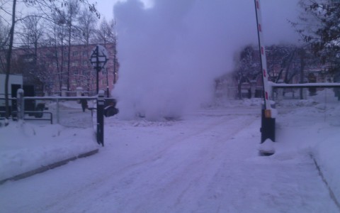 В центре города прорвало трубу с горячей водой