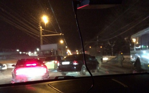 На Щорса лоб в лоб автобус столкнулся с легковушкой: погиб мужчина