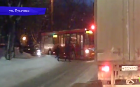 В Кирове разговаривающий по телефону водитель автобуса чуть не сбил детей